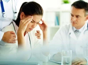 женщина и врачи
