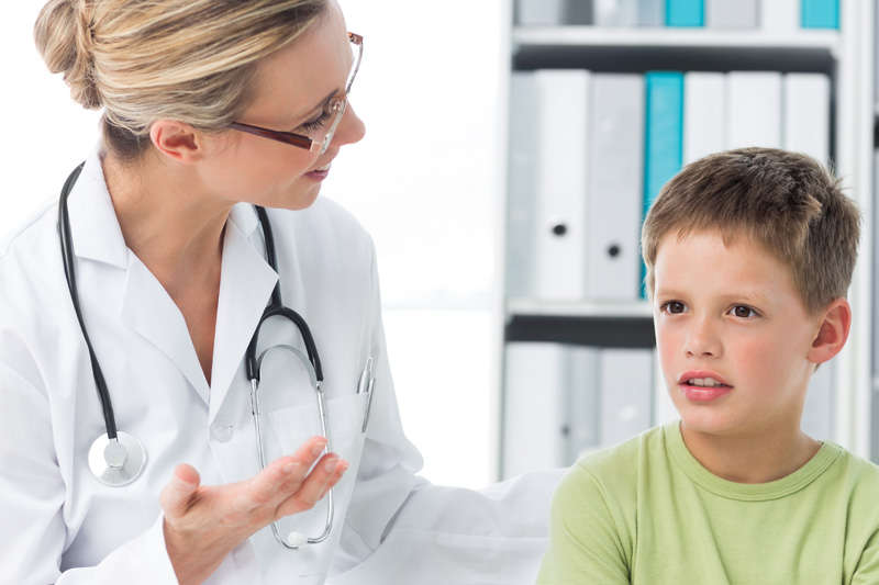 врач проводит лечение астено-невротического синдрома у мальчика